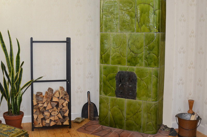 Moss-green tiled stove