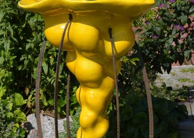 Mounted yellow dress urn