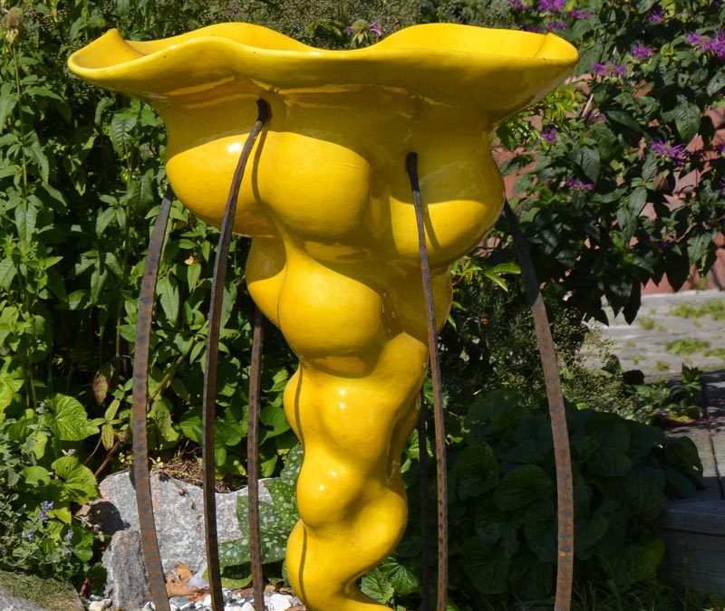 Mounted yellow dress urn